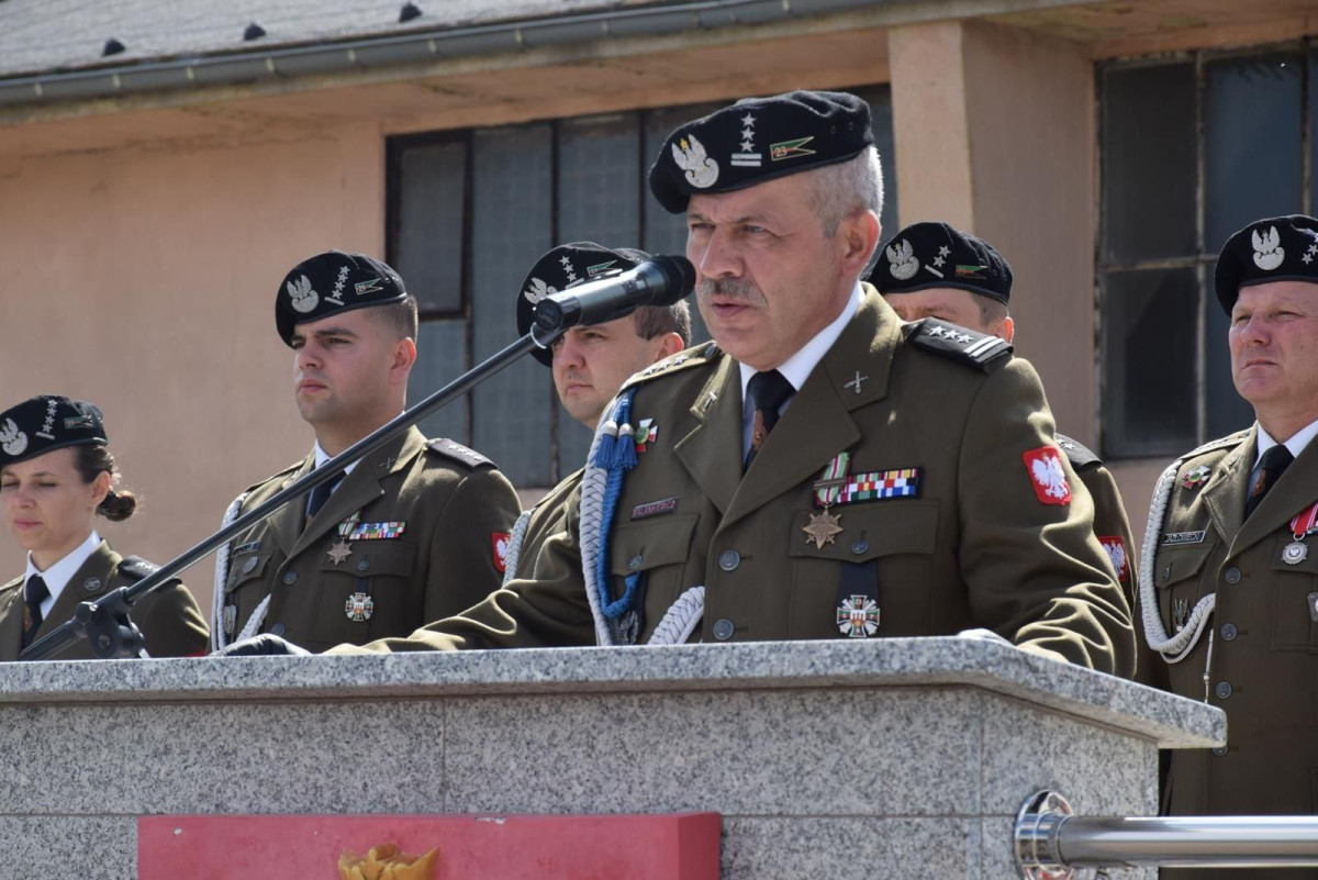 Święto Wojska Polskiego w Bolesławcu: artylerzyści z awansami i odznaczeniami