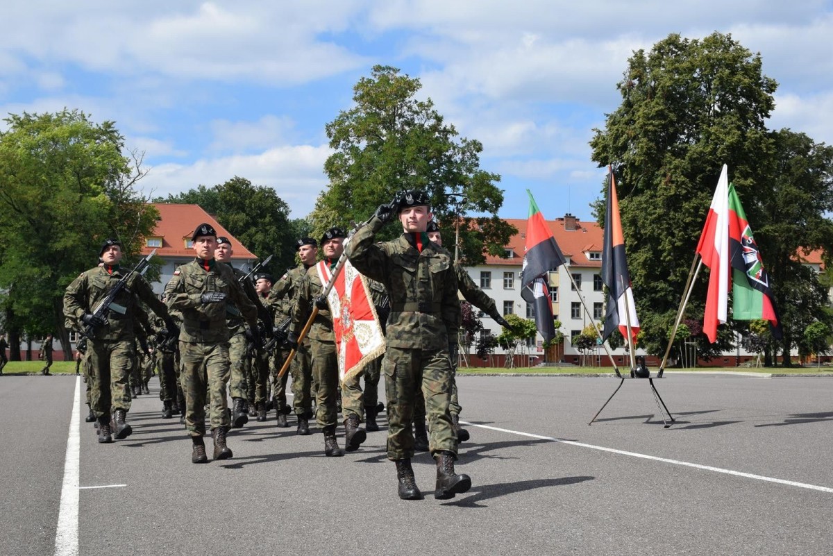 Święto Wojska Polskiego w Bolesławcu: artylerzyści z awansami i odznaczeniami