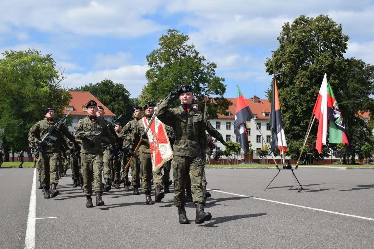 Święto Wojska Polskiego w Bolesławcu: artylerzyści z awansami i odznaczeniami