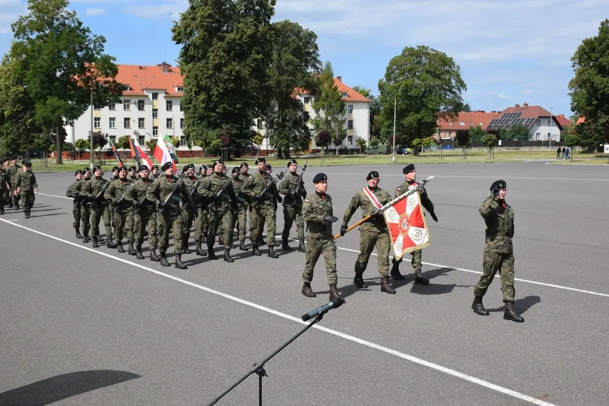Święto Wojska Polskiego w Bolesławcu: artylerzyści z awansami i odznaczeniami