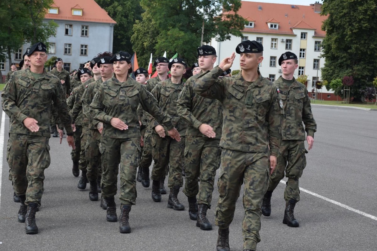 Święto Wojska Polskiego w Bolesławcu: artylerzyści z awansami i odznaczeniami