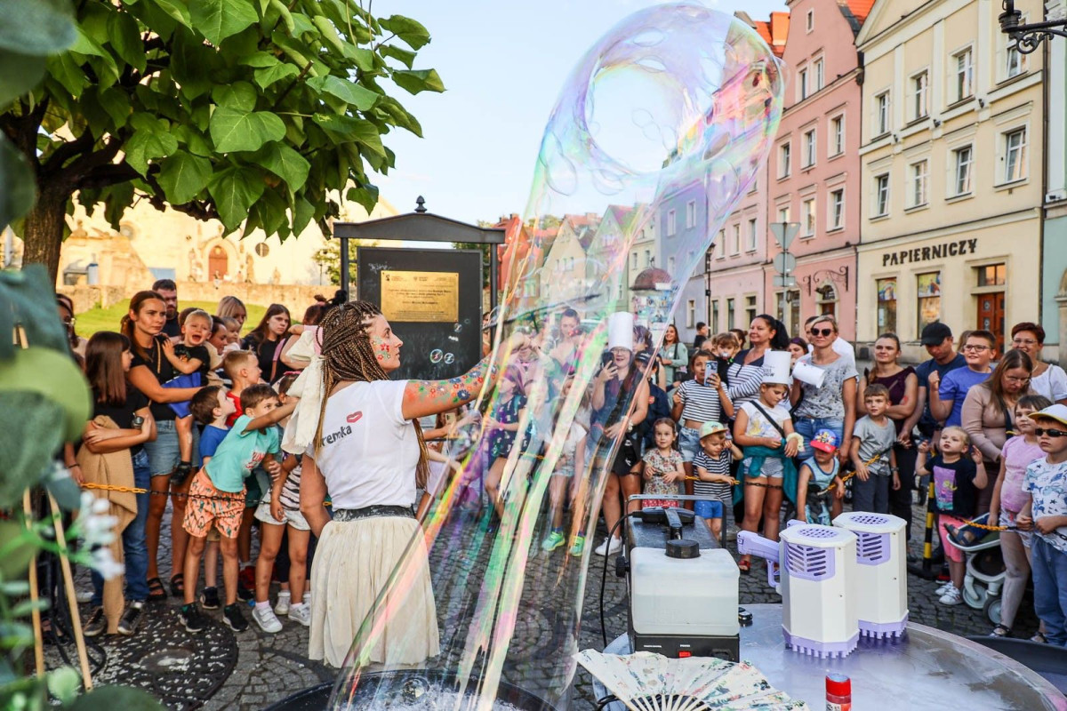 Bajkowy pokaz baniek mydlanych z Foremką na promocji Glina Show i Gliniady