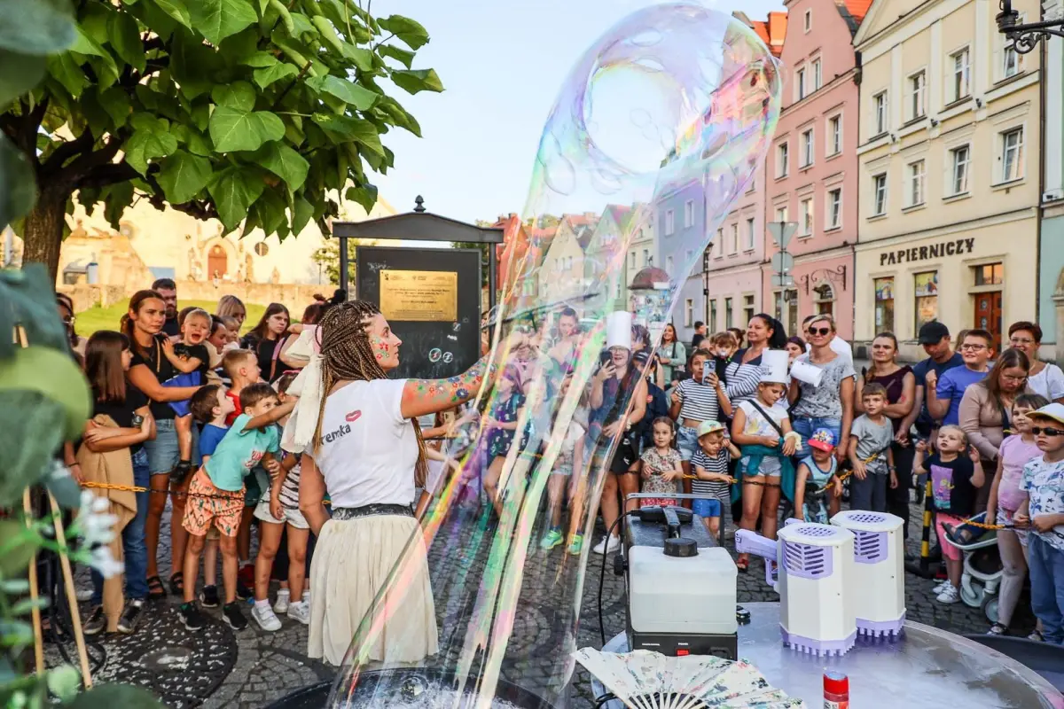 Bajkowy pokaz baniek mydlanych z Foremką na promocji Glina Show i Gliniady