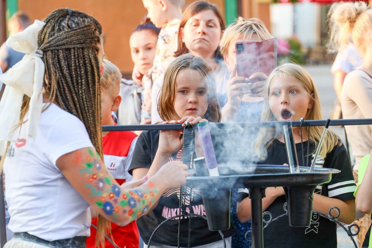 Bajkowy pokaz baniek mydlanych z Foremką na promocji Glina Show i Gliniady