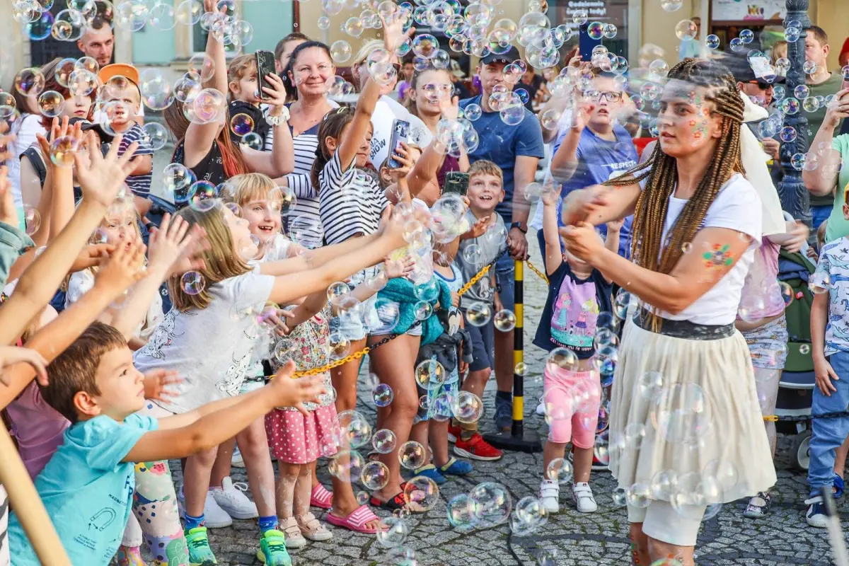 Bajkowy pokaz baniek mydlanych z Foremką na promocji Glina Show i Gliniady