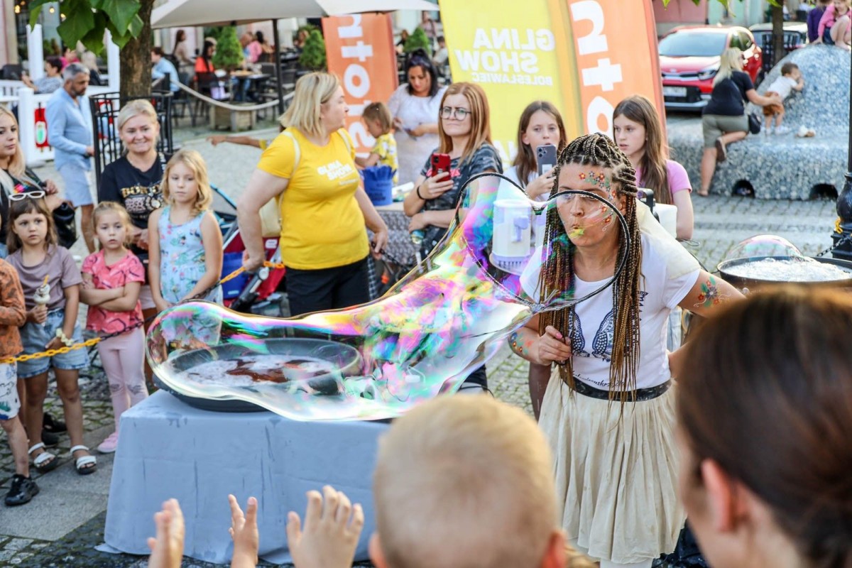 Bajkowy pokaz baniek mydlanych z Foremką na promocji Glina Show i Gliniady