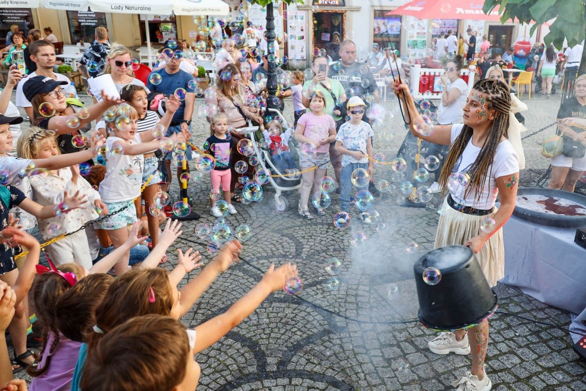 Bajkowy pokaz baniek mydlanych z Foremką na promocji Glina Show i Gliniady