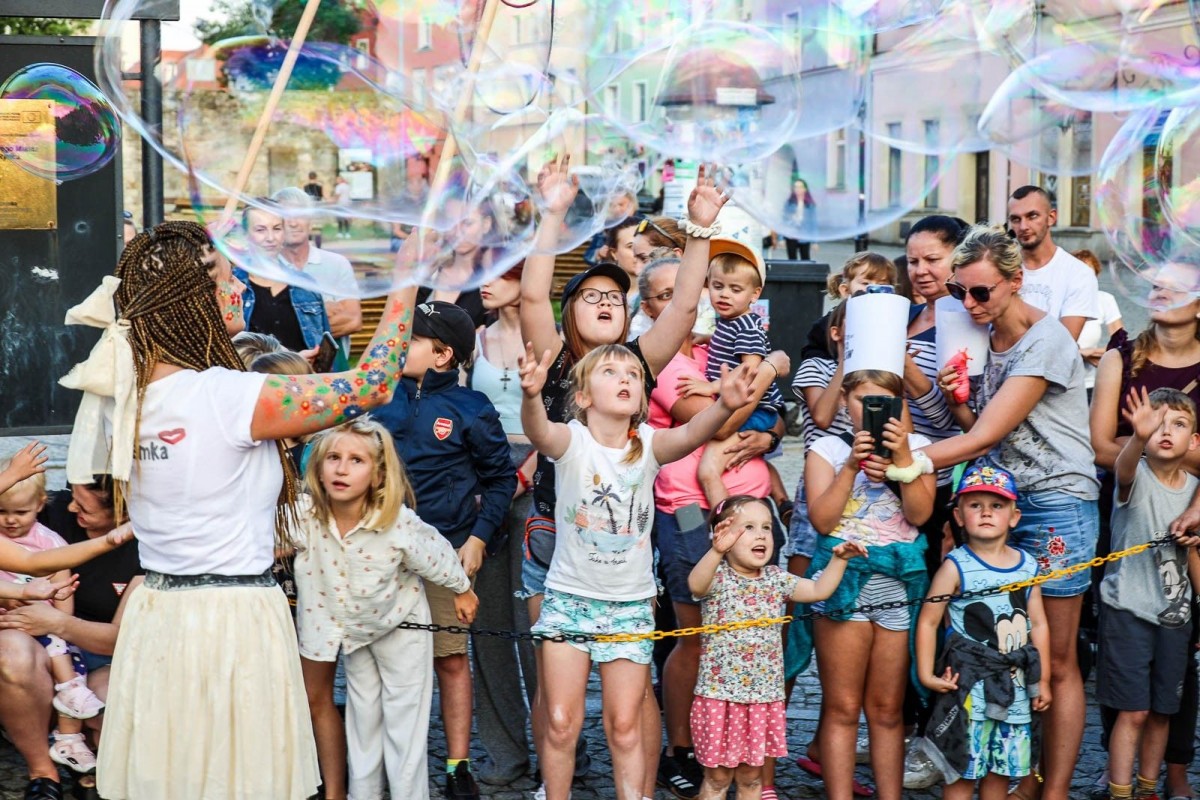 Bajkowy pokaz baniek mydlanych z Foremką na promocji Glina Show i Gliniady