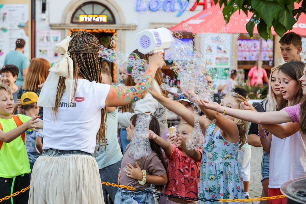 Bajkowy pokaz baniek mydlanych z Foremką na promocji Glina Show i Gliniady
