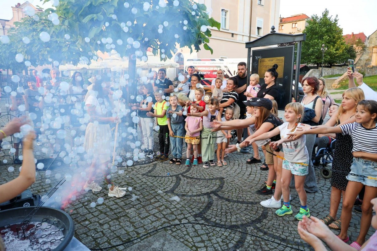 Bajkowy pokaz baniek mydlanych z Foremką na promocji Glina Show i Gliniady