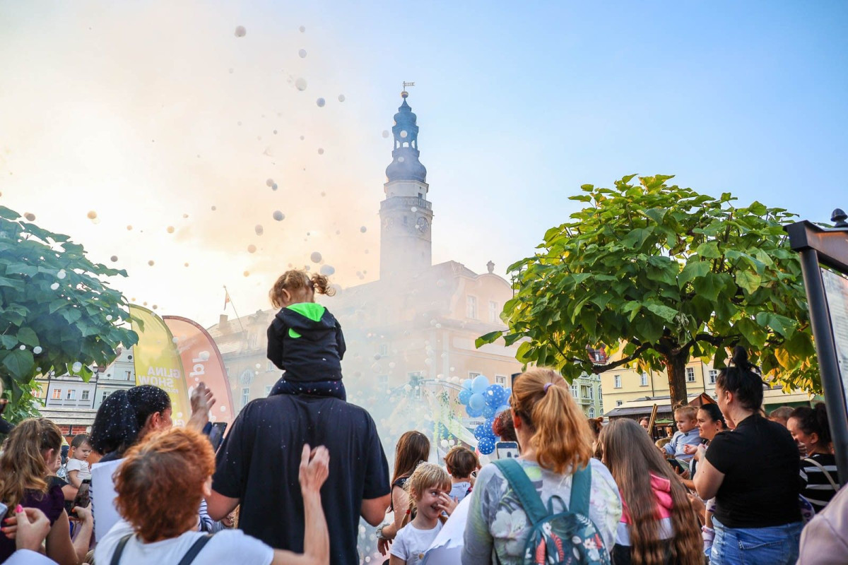 Bajkowy pokaz baniek mydlanych z Foremką na promocji Glina Show i Gliniady