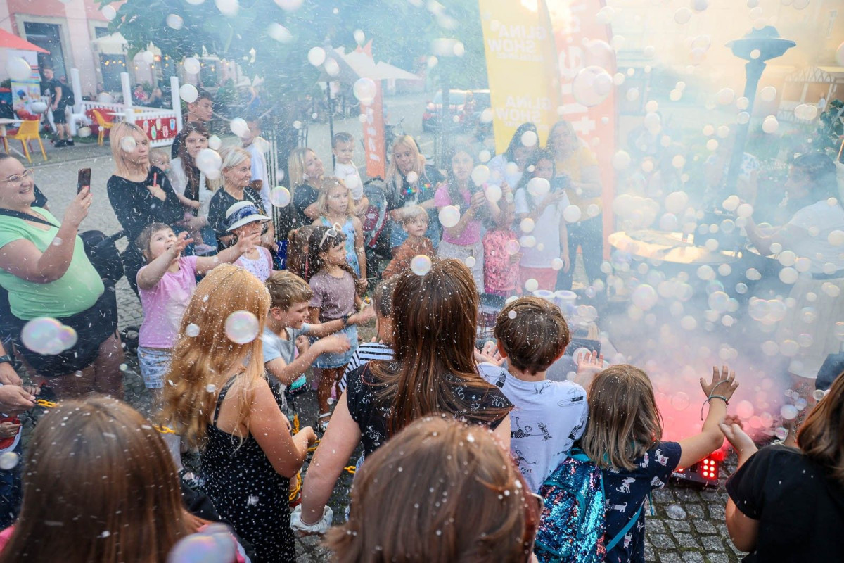 Bajkowy pokaz baniek mydlanych z Foremką na promocji Glina Show i Gliniady