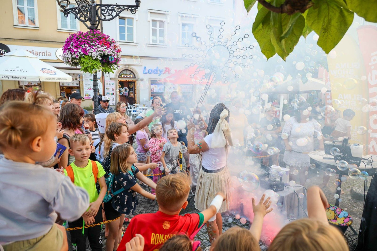 Bajkowy pokaz baniek mydlanych z Foremką na promocji Glina Show i Gliniady