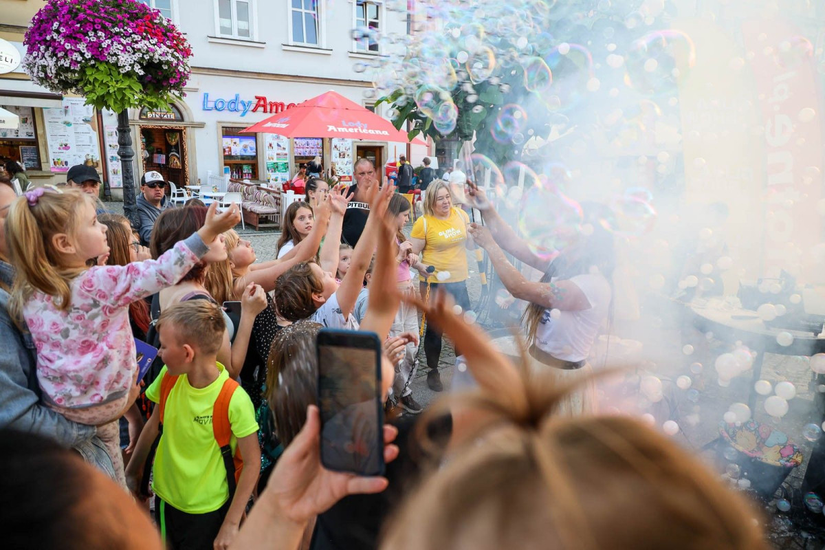 Bajkowy pokaz baniek mydlanych z Foremką na promocji Glina Show i Gliniady
