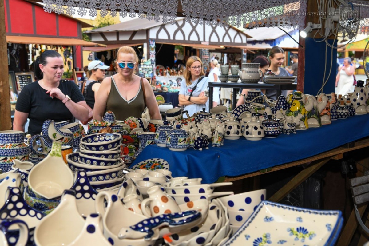 Trwają targi ceramiki