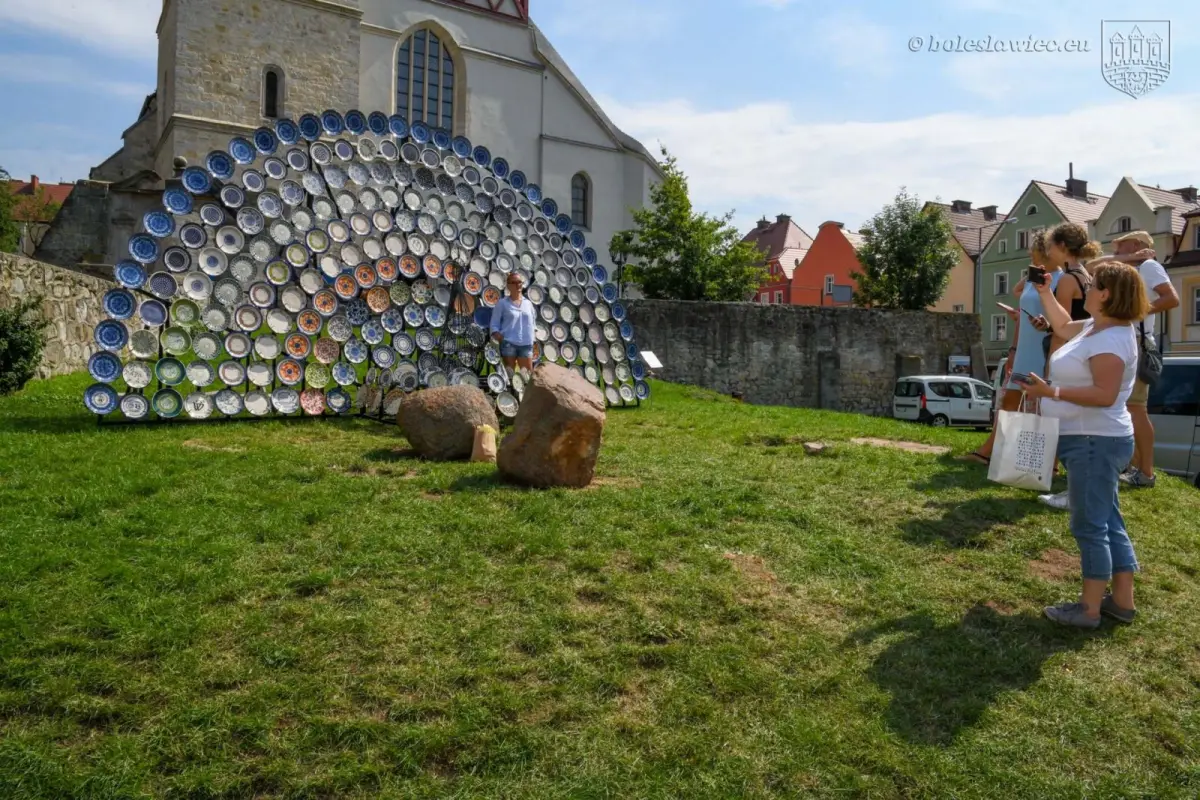 Niezwykły paw przy bolesławieckim rynku