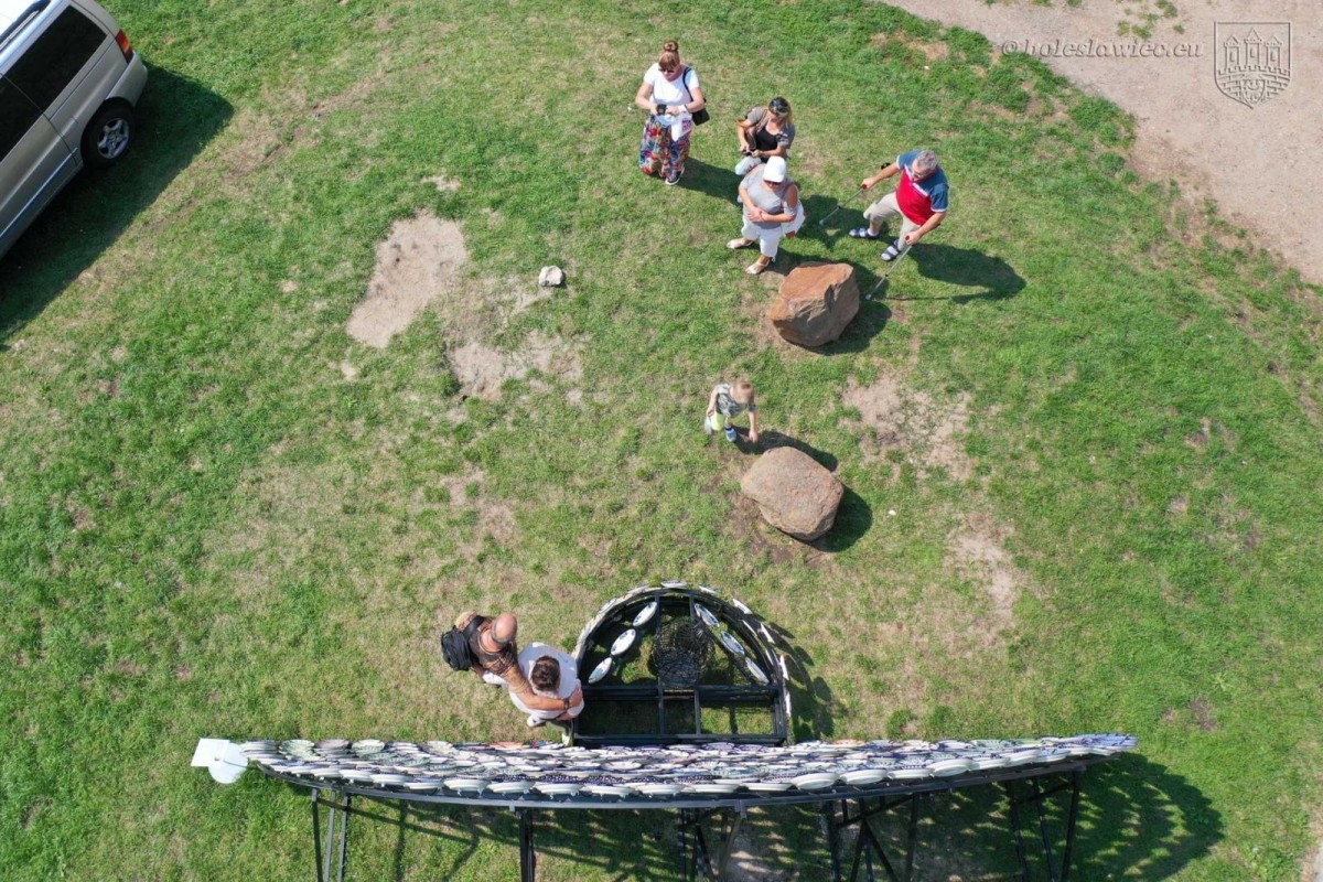 Niezwykły paw przy bolesławieckim rynku