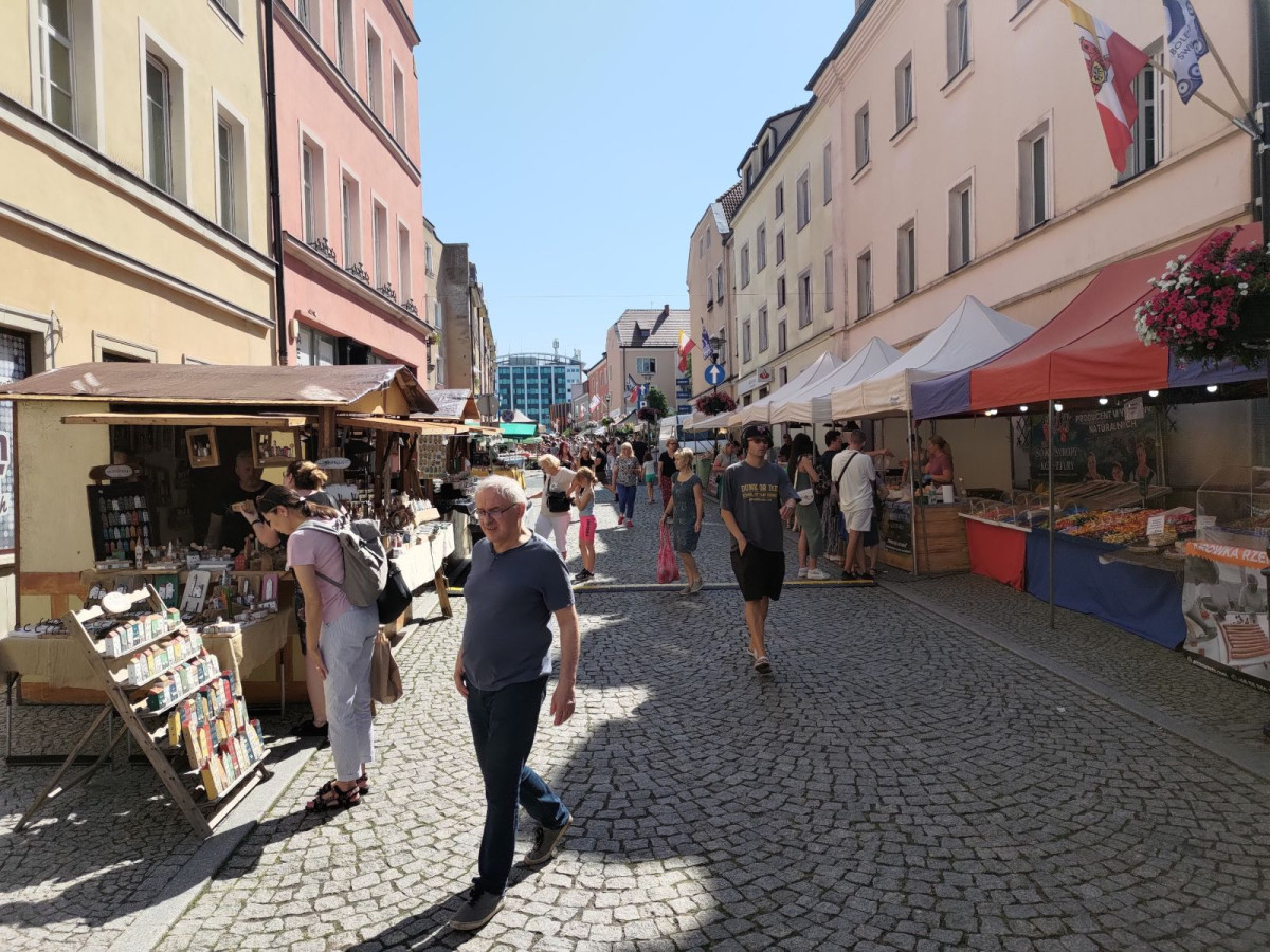 Święto ceramiki: rynek, piątkowe przedpołudnie