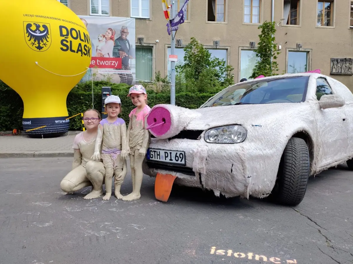 Malowanie gliną przy Bankowej