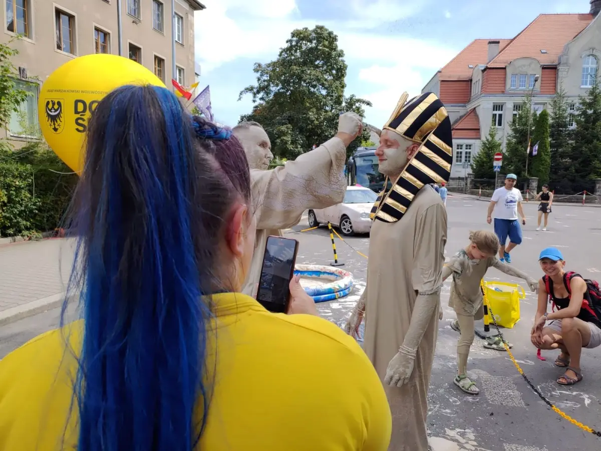 Malowanie gliną przy Bankowej