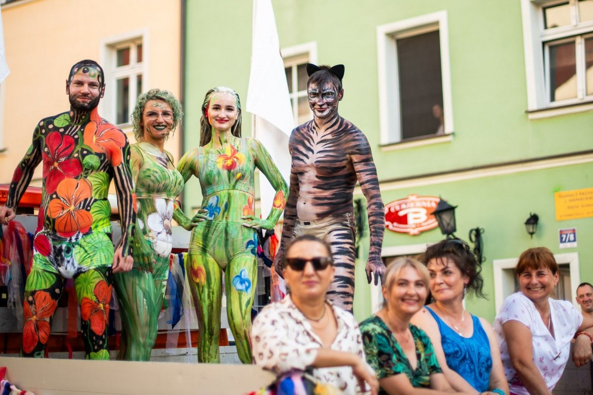 Parada modeli i modelek body painting podczas Glina Show 2023