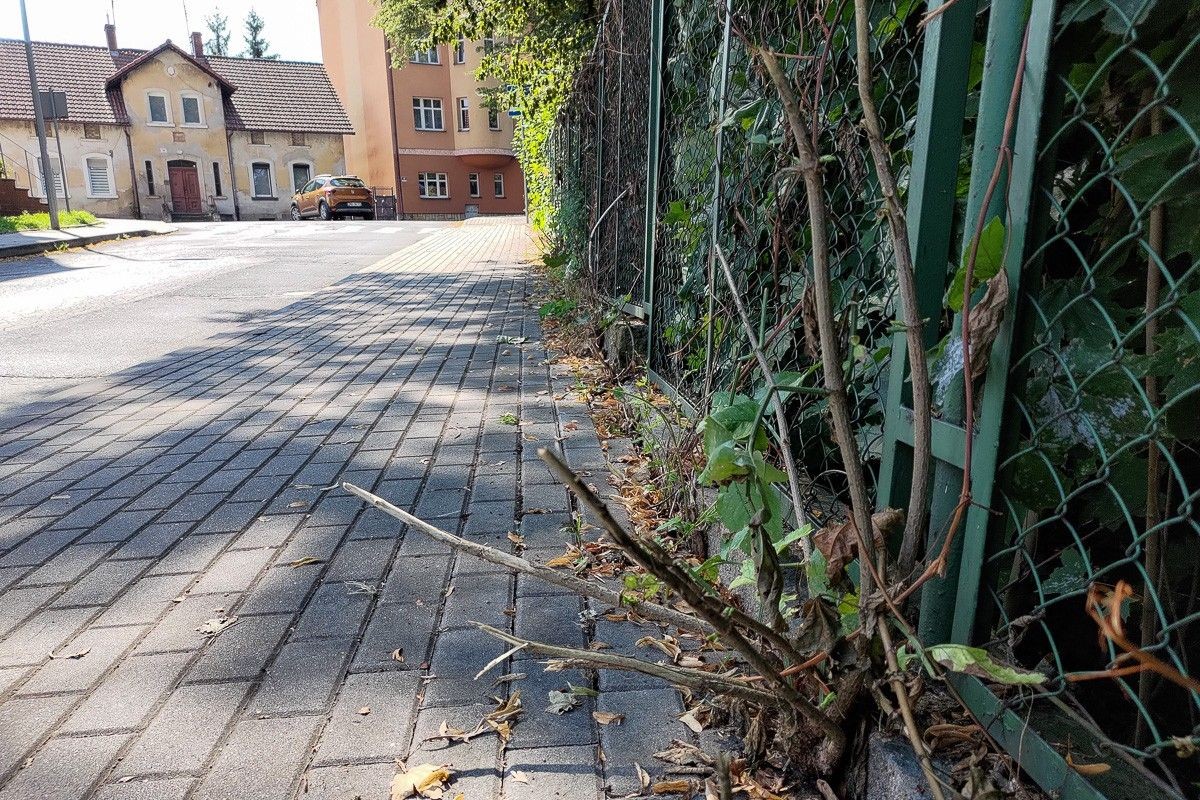 Ogrodzenie na skrzyżowaniu Gdańskiej i Kwiatowej w Bolesławcu