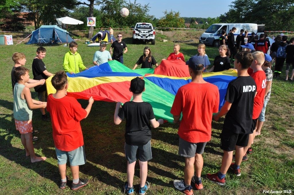 Spotkanie integracyjne młodych strażaczek i strażaków z trzech powiatów