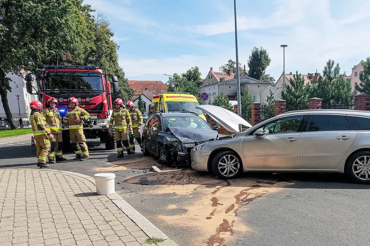 Auta po kolizji na ulicy Kubika