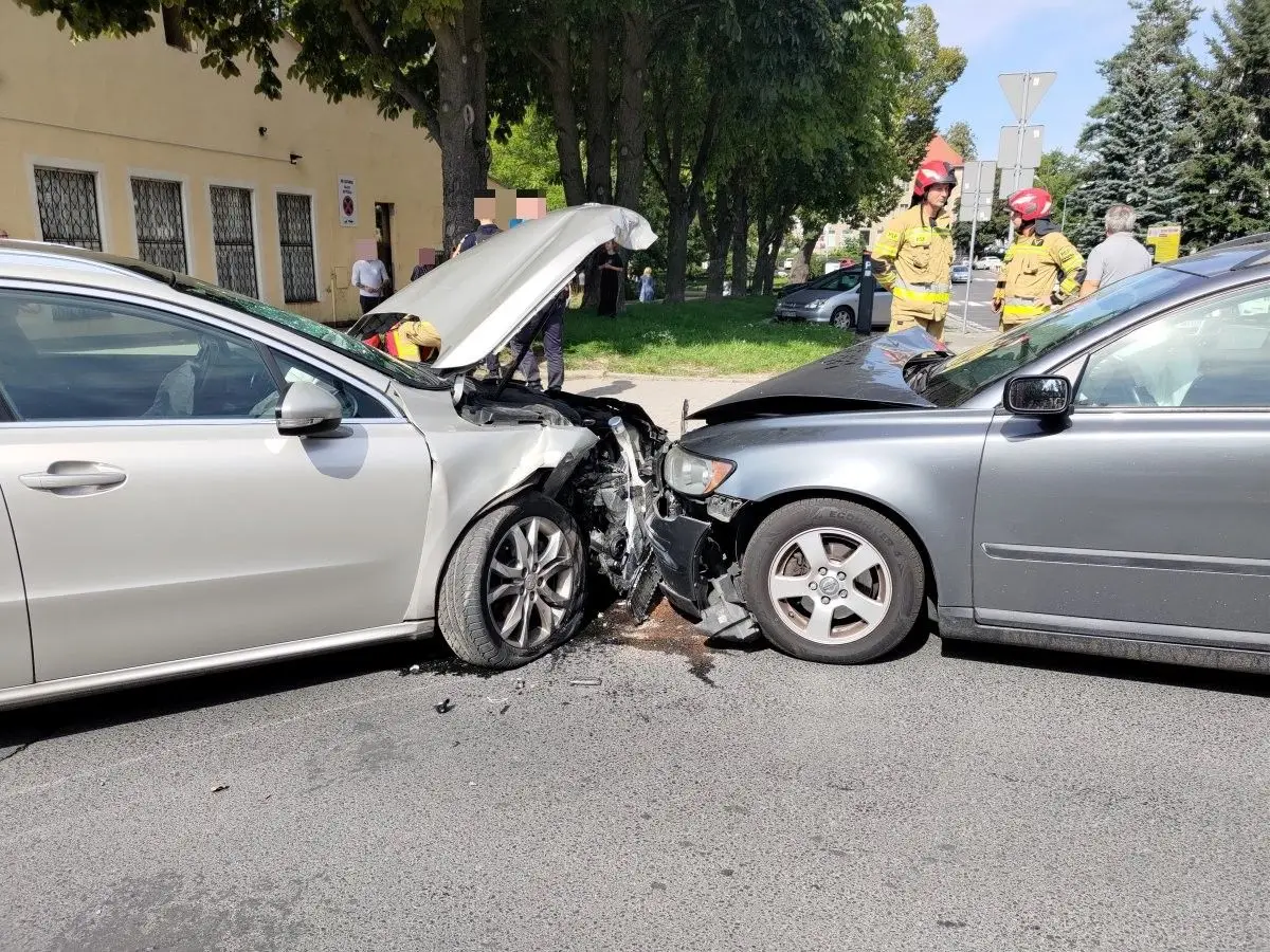 Kolizja dwóch aut na Kubika