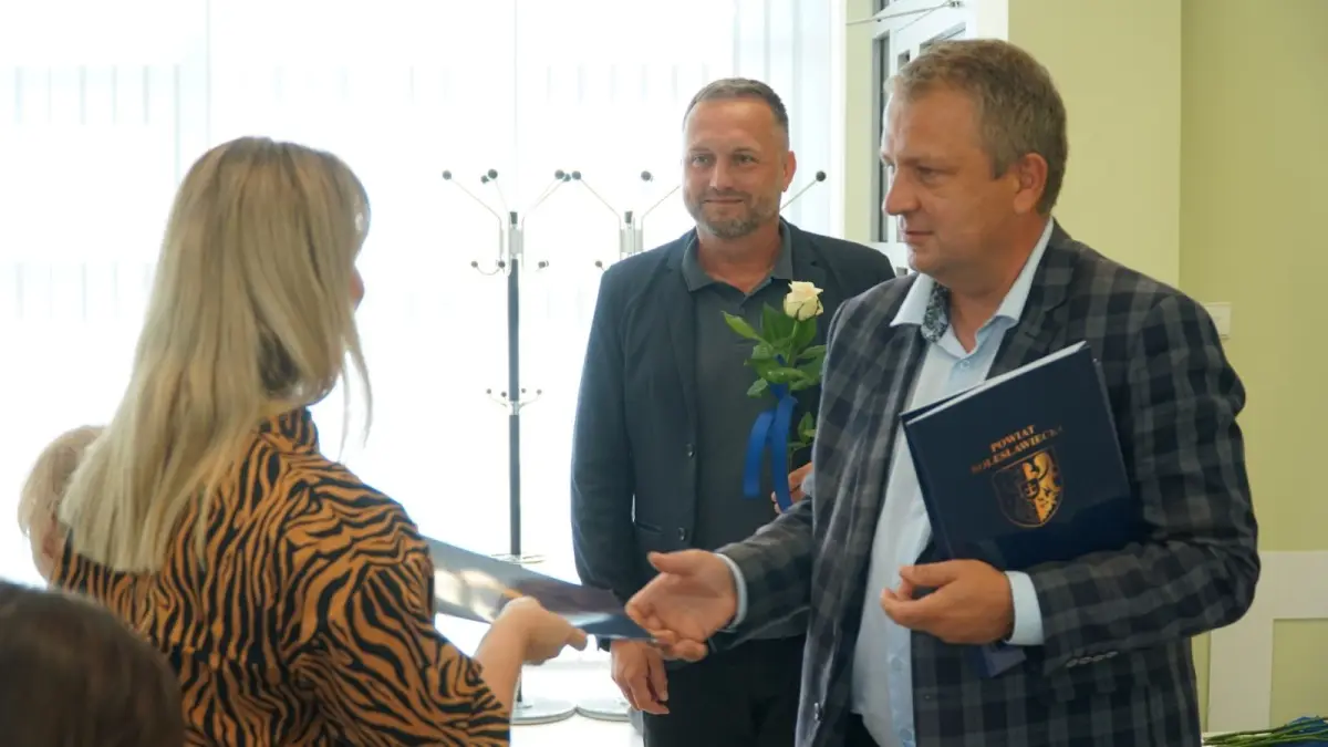Nauczyciele z powiatowych szkół z awansami