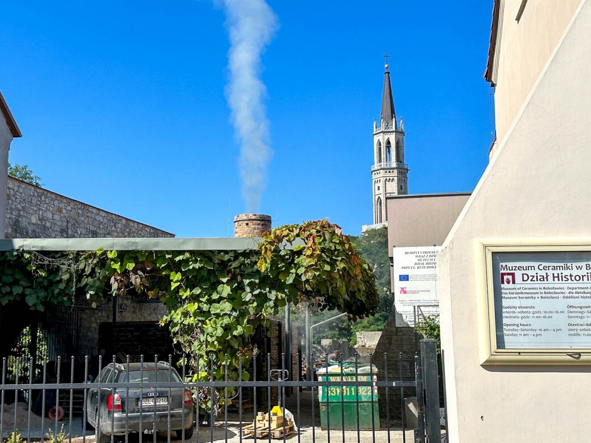 Zadymienie z pieca w Muzeum Ceramiki