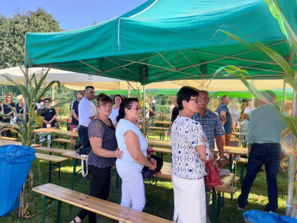 Ludzie na dożynkach w Gromadce