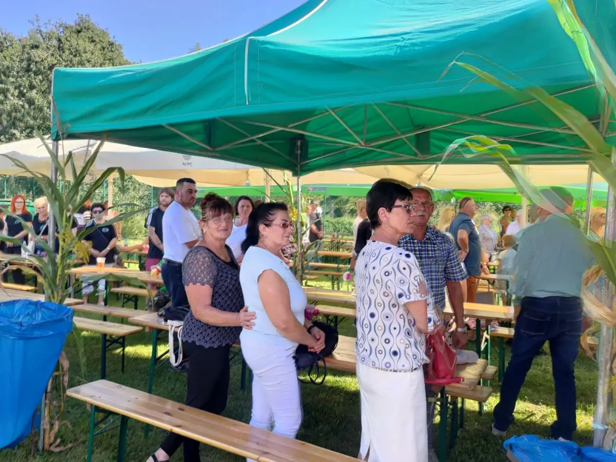 Ludzie na dożynkach w Gromadce
