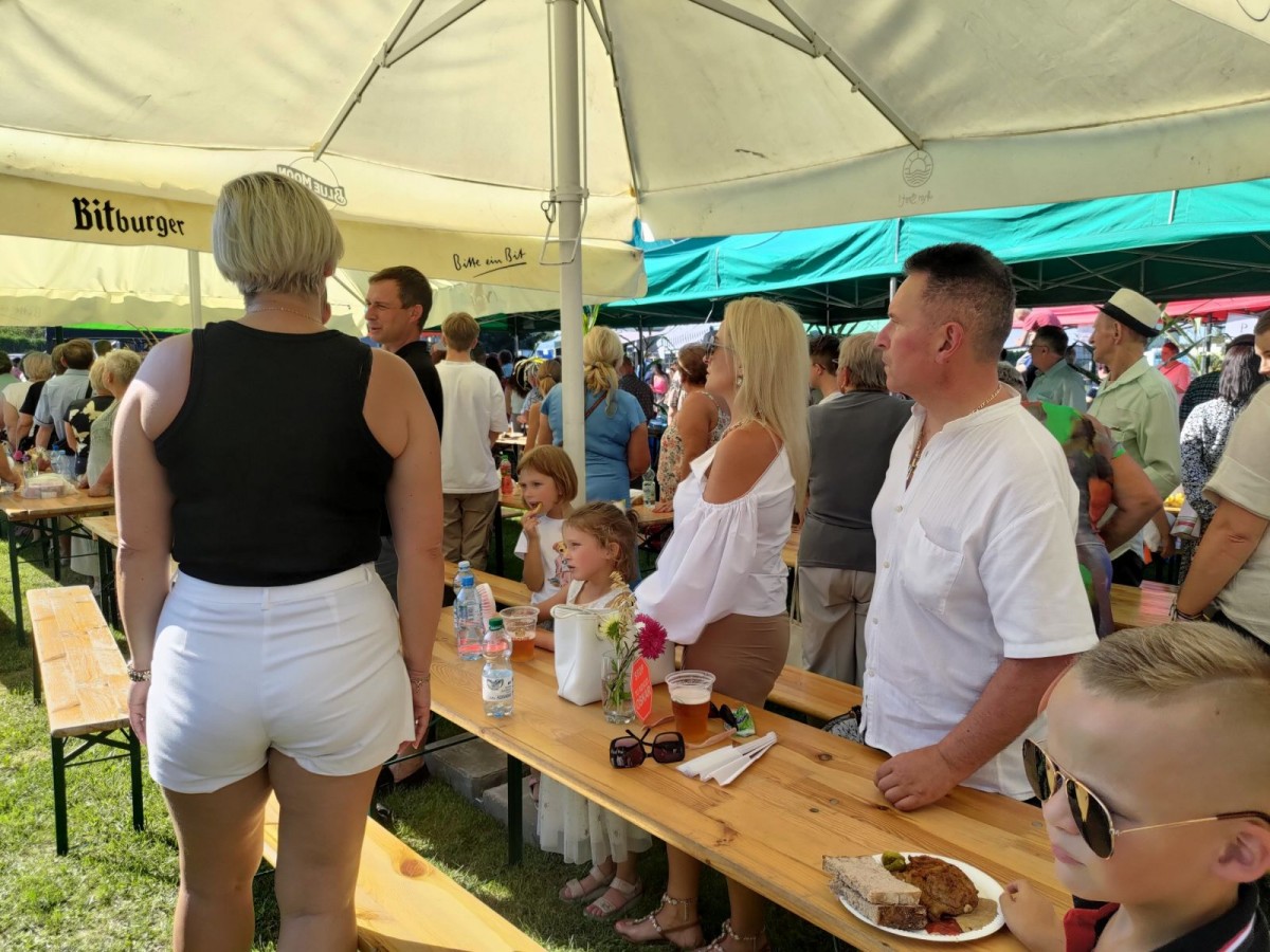 Ludzie na dożynkach w Gromadce