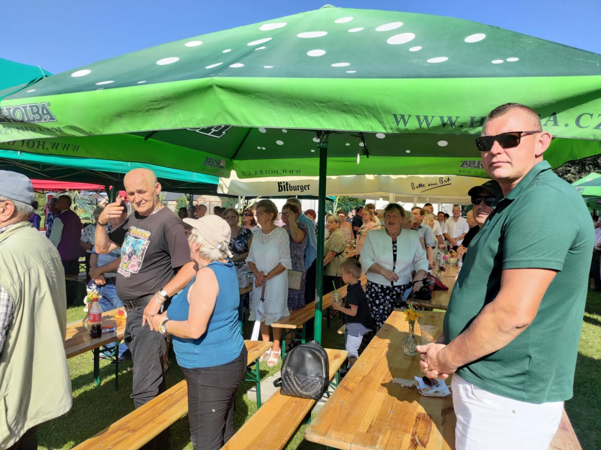 Ludzie na dożynkach w Gromadce