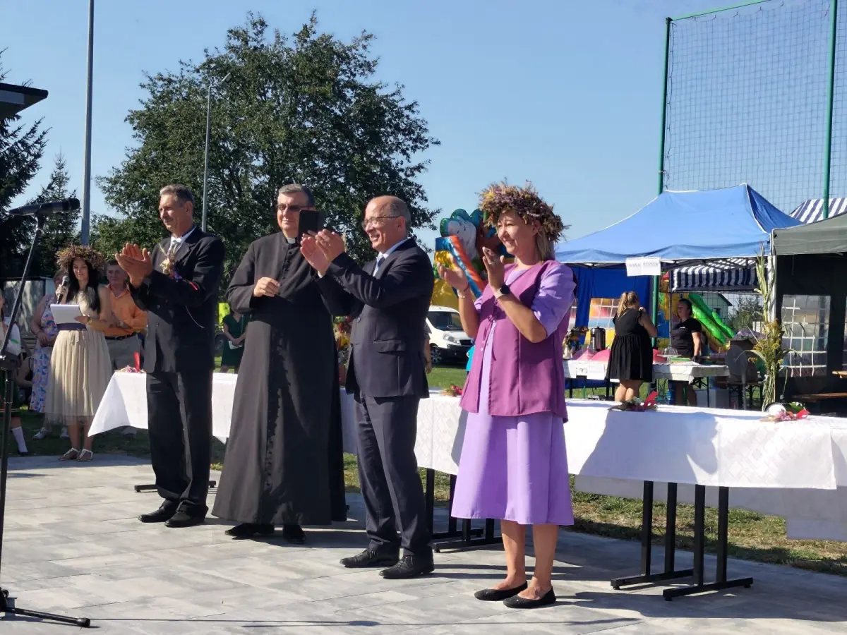 Przekazanie darów na dożynkach