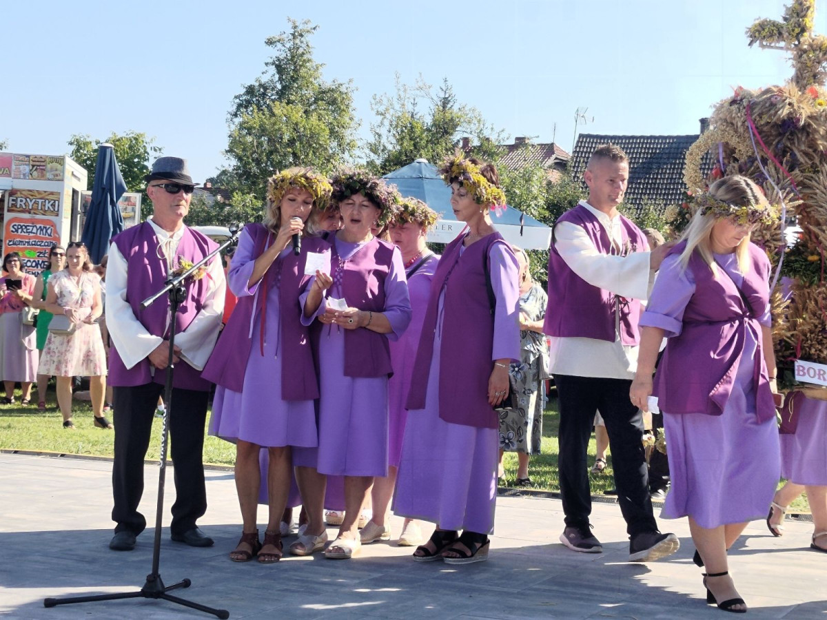 Przekazanie darów na dożynkach