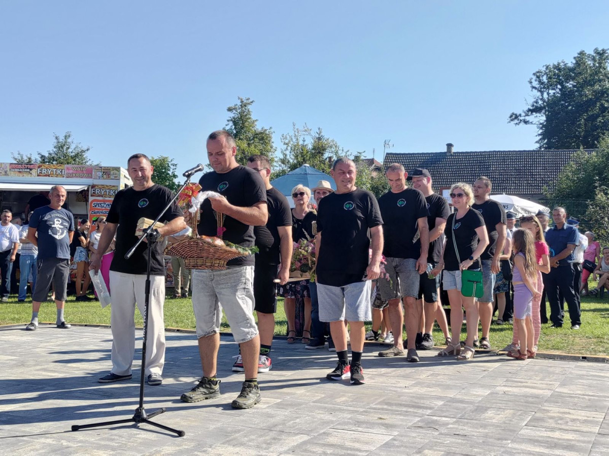 Przekazanie darów na dożynkach