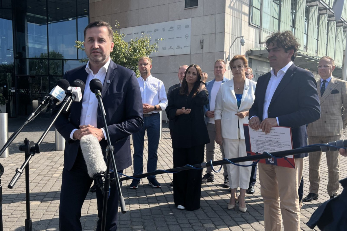 Konferencja Bezpartyjnych Samorządowców przed siedzibą TVN przy ul. Wiertniczej w Warszawie