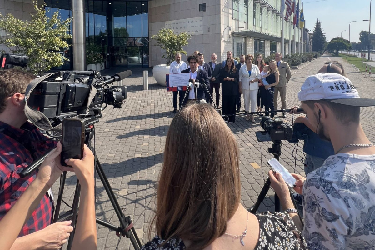 Konferencja Bezpartyjnych Samorządowców przed siedzibą TVN przy ul. Wiertniczej w Warszawie