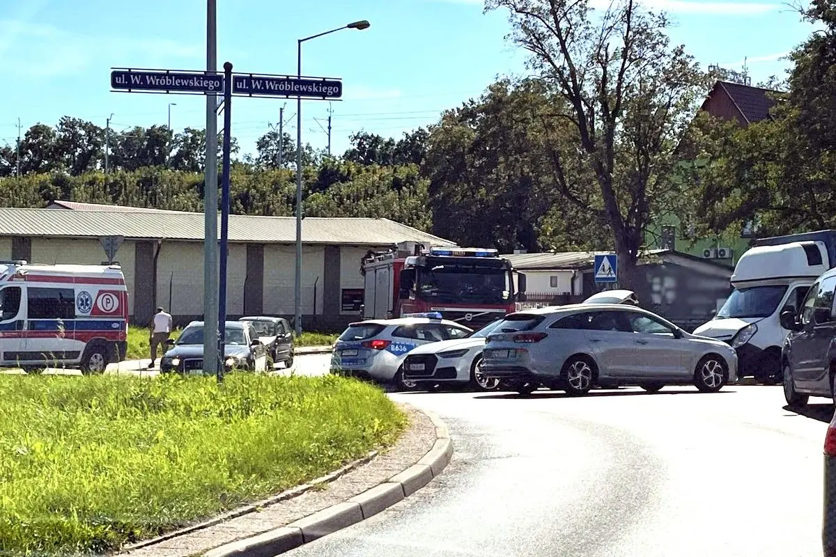 Zderzenie dostawczaka z osobówką koło wiaduktu