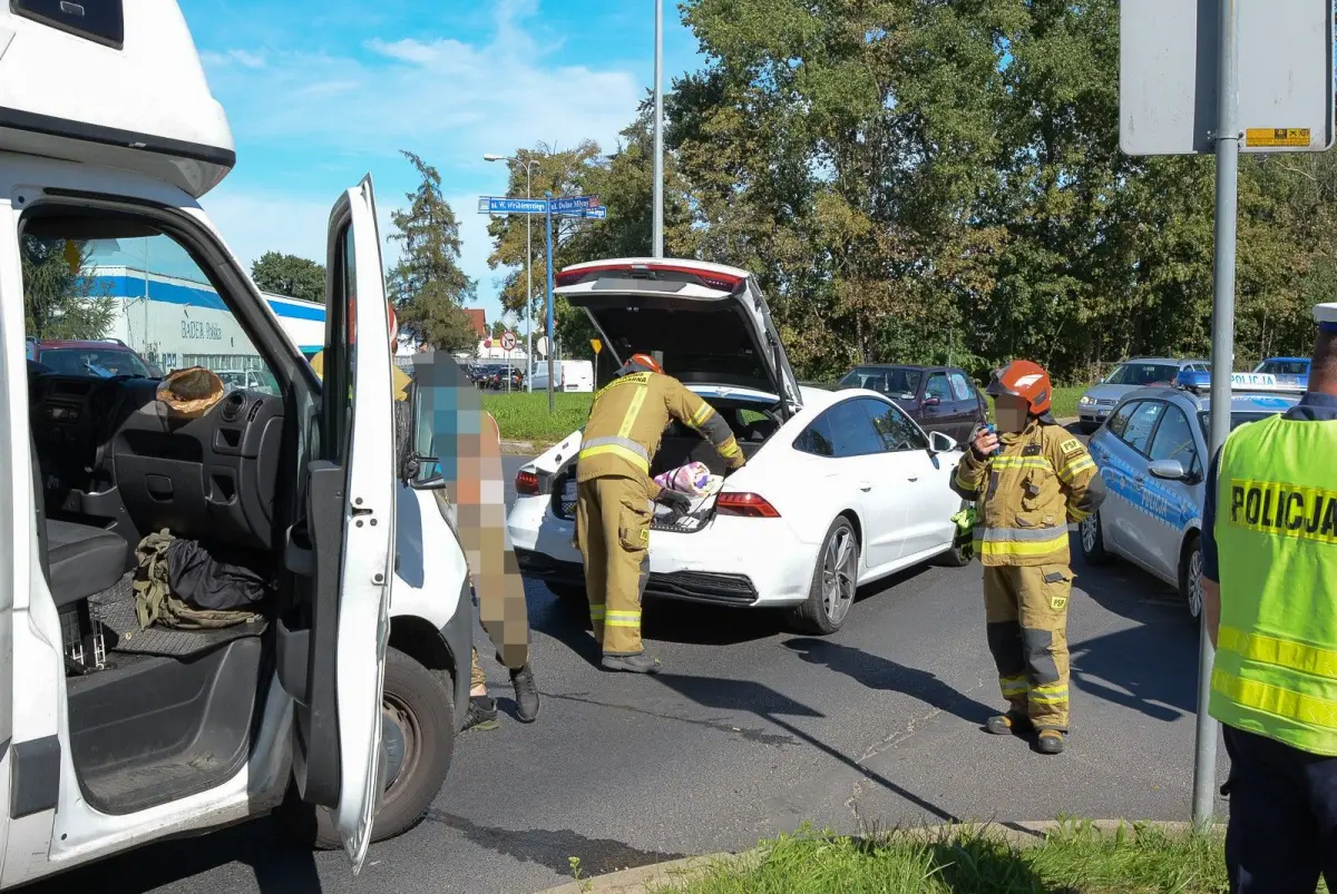 Zderzenie dwóch pojazdów koło wiaduktu w Bolesławcu