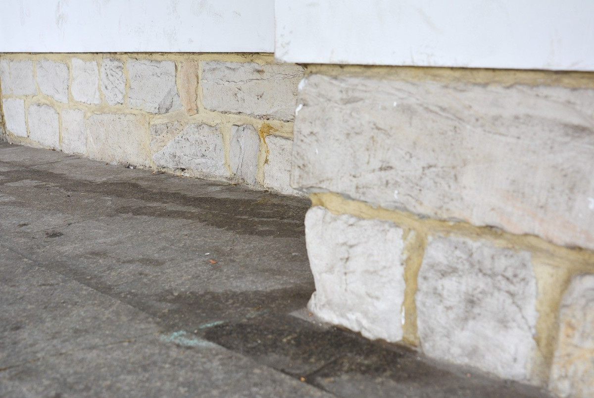 Działalność wandali przy ulicy Zacisze w Bolesławcu