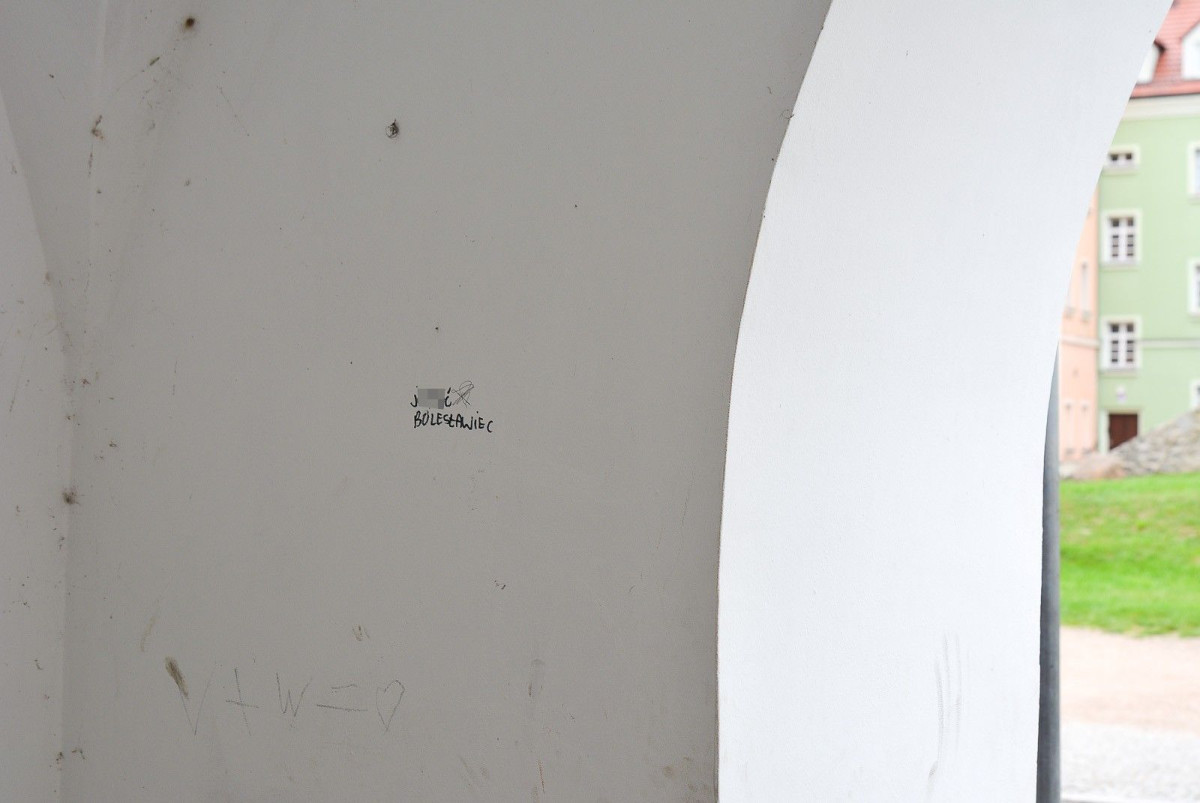 Działalność wandali przy ulicy Zacisze w Bolesławcu