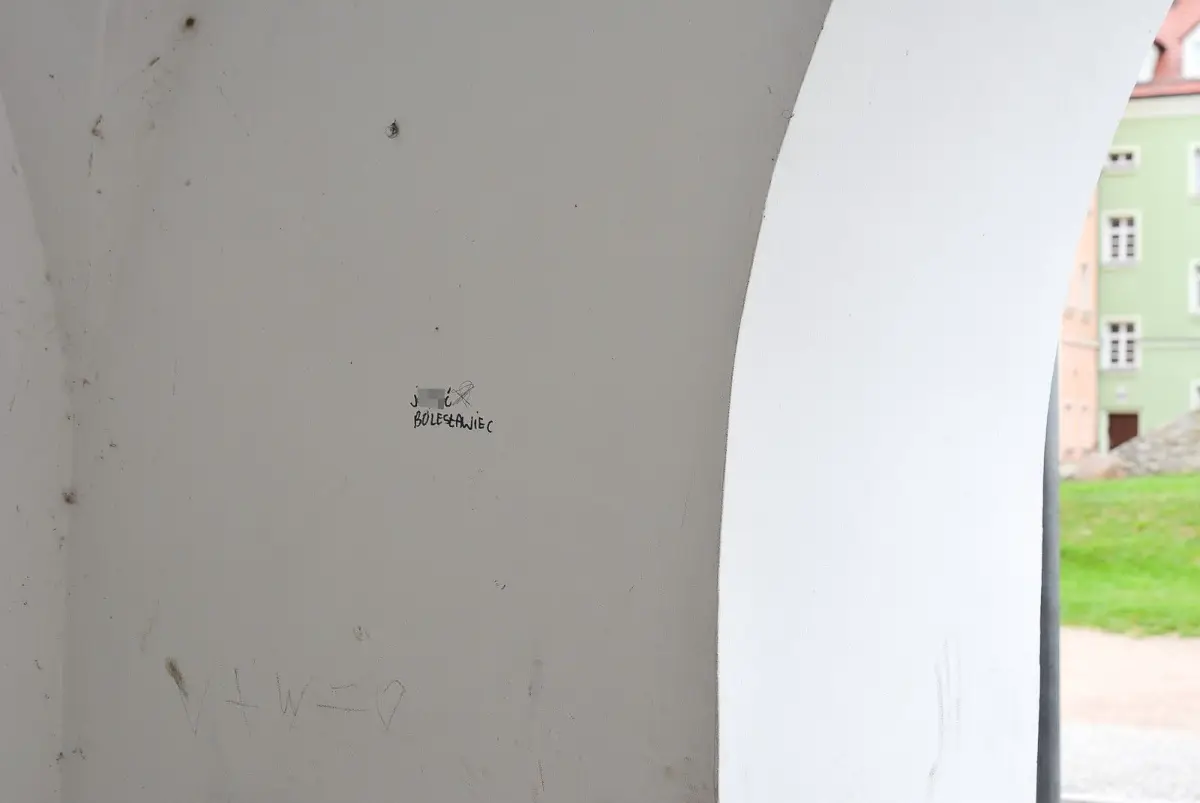 Działalność wandali przy ulicy Zacisze w Bolesławcu