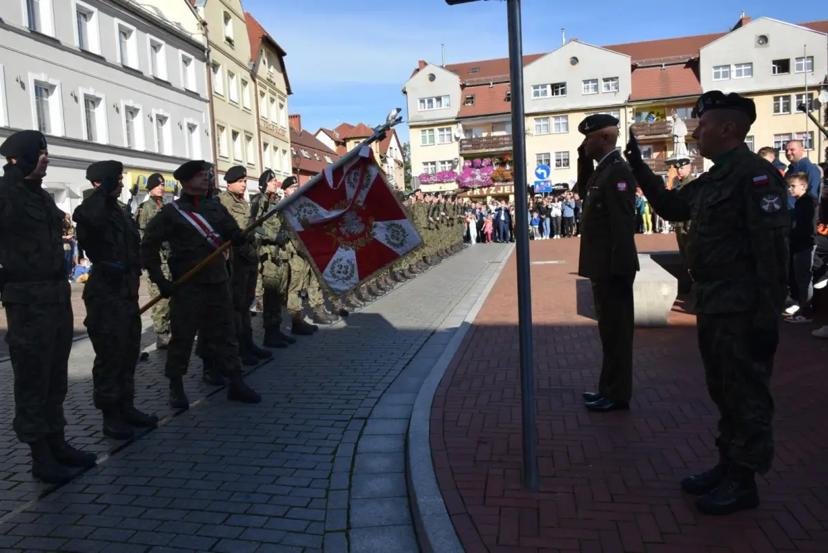 Przysięga 75 żołnierzy na rynku w Nowogrodźcu