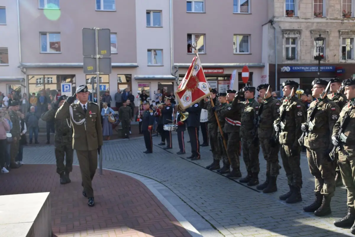 Przysięga 75 żołnierzy na rynku w Nowogrodźcu