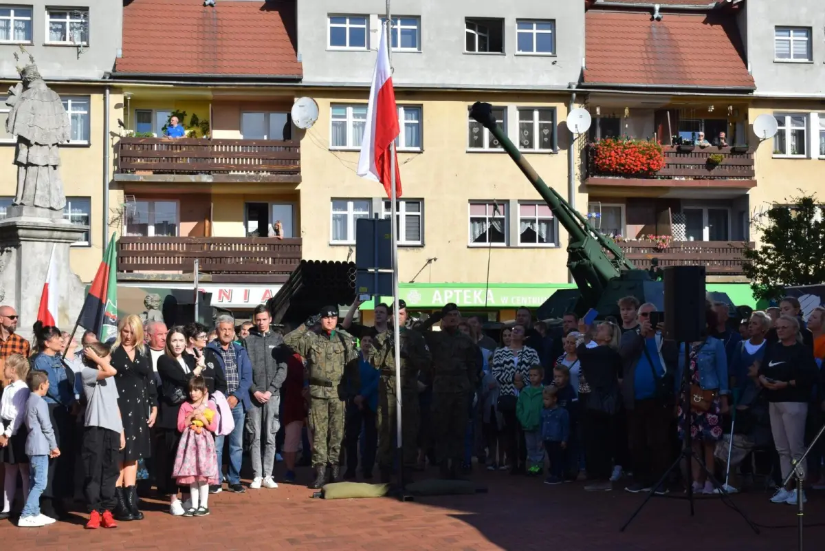 Przysięga 75 żołnierzy na rynku w Nowogrodźcu