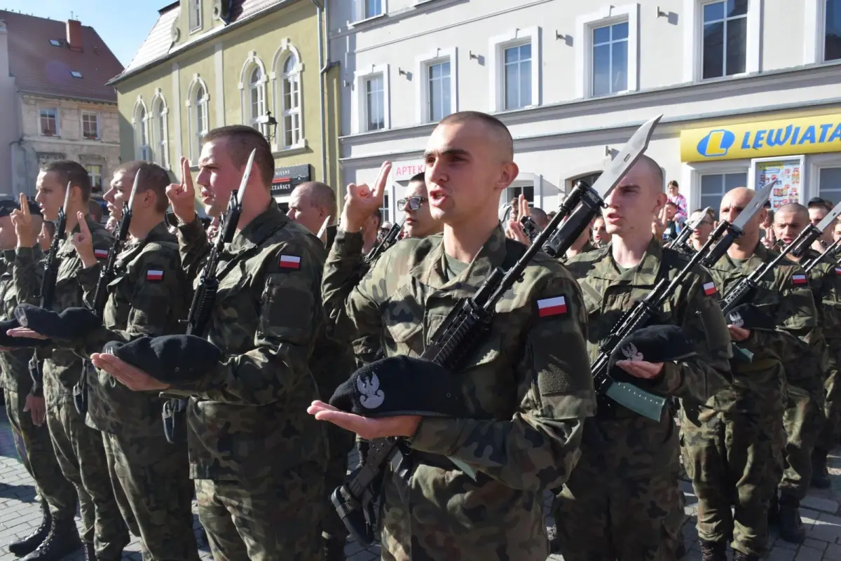 Przysięga 75 żołnierzy na rynku w Nowogrodźcu