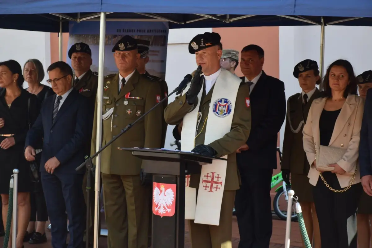 Przysięga 75 żołnierzy na rynku w Nowogrodźcu